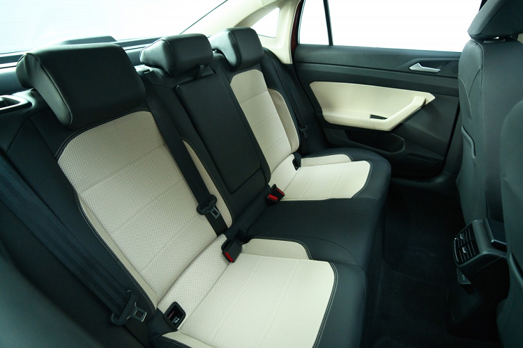 Vô lăng của xe có thiết kế D-Cut tích hợp nhiều nút điều khiển, cùng với lẫy sang số và chức năng Cruise Control hỗ trợ người lái ở những cung đường dài cũng như lên dốc. Cửa sổ trời (phiên bản Luxury) chỉnh điện tiện nghi. Khoang hành lý rộng rãi 521 lít phù hợp cho mọi chuyến hành trình.