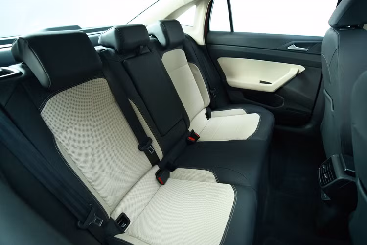 Vô lăng của xe có thiết kế D-Cut tích hợp nhiều nút điều khiển, cùng với lẫy sang số và chức năng Cruise Control hỗ trợ người lái ở những cung đường dài cũng như lên dốc. Cửa sổ trời (phiên bản Luxury) chỉnh điện tiện nghi. Khoang hành lý rộng rãi 521 lít phù hợp cho mọi chuyến hành trình.