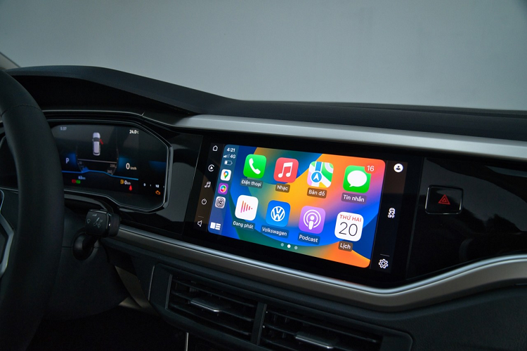 Khoang lái bên trong xe có thiết kế tối giản tương tự như mẫu B-SUV T-Cross, Mặt táp-lô được thiết kế nhiều tầng, tích hợp màn hình thông tin giải trí dạng cảm ứng 10 inch MIB Regio, hỗ trợ Android Auto/Apple CarPlay không dây.