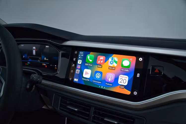 Khoang lái bên trong xe có thiết kế tối giản tương tự như mẫu B-SUV T-Cross, Mặt táp-lô được thiết kế nhiều tầng, tích hợp màn hình thông tin giải trí dạng cảm ứng 10 inch MIB Regio, hỗ trợ Android Auto/Apple CarPlay không dây.