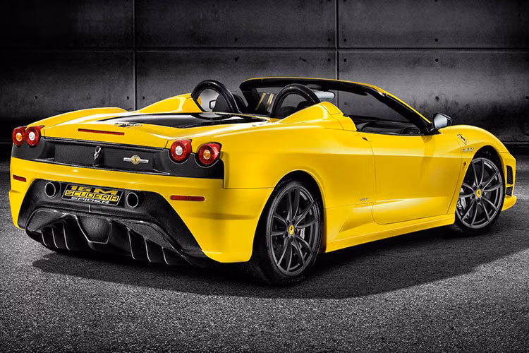 Siêu xe Ferrari F430 Scuderia Spider 16M mang theo động cơ V8 dung tích 4.3L, sản sinh công suất 503 mã lực cùng mô-men xoắn 470 Nm. Nhờ vậy, siêu xe Ferrari này có thể tăng tốc 0-100 km/h trong 3,8 giây trước khi đạt vận tốc tối đa trên 318 km/h.