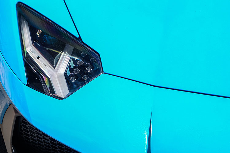 Không chỉ sưu tập siêu xe, mà chủ nhân của 2 mẫu xe này còn chọn màu sơn đồng điệu với nhau, vị này hiện còn nắm giữ một chiếc xe khách cũng mang màu xanh, đó là mẫu Ferrari California T vốn chỉ có đúng 2 chiếc xuất hiện tại Việt Nam.