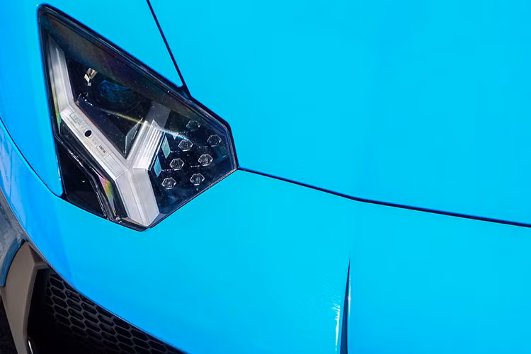 Không chỉ sưu tập siêu xe, mà chủ nhân của 2 mẫu xe này còn chọn màu sơn đồng điệu với nhau, vị này hiện còn nắm giữ một chiếc xe khách cũng mang màu xanh, đó là mẫu Ferrari California T vốn chỉ có đúng 2 chiếc xuất hiện tại Việt Nam.