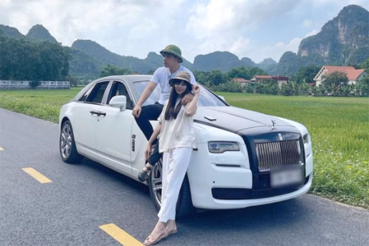 Tuy nhiên, hiện vẫn chưa có hình ảnh về màn rước dâu và tiệc cưới của 9X này được chia sẻ lên mạng xã hội, thay vào đó, anh đã xóa hết hình ảnh liên quan đến ngày trọng đại của mình mà không rõ lý do là gì.