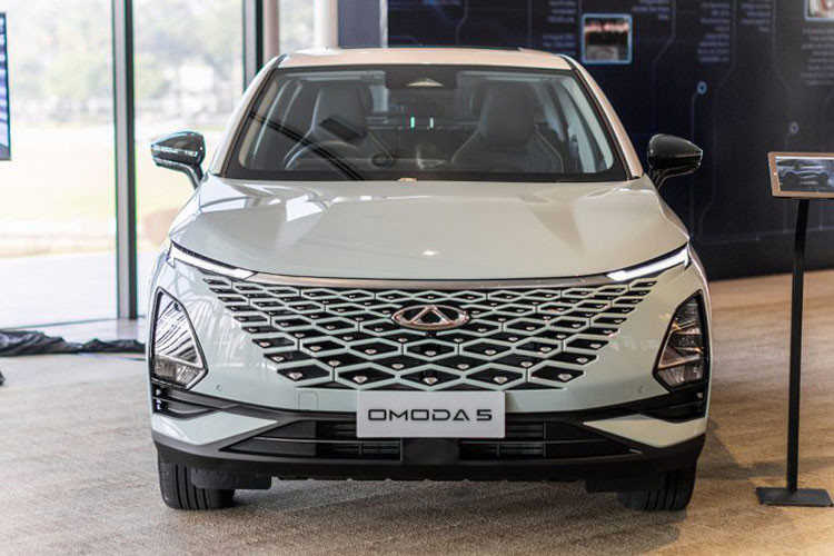 Động cơ này đi với hộp số tự động biến thiên vô cấp CVT. Thứ hai là động cơ xăng 4 xi-lanh, tăng áp, dung tích 1.6L, tạo ra công suất tối đa 197 mã lực và mô-men xoắn cực đại 290 Nm. Động cơ này đồng hành cùng hộp số tự động ly hợp kép 7 cấp.