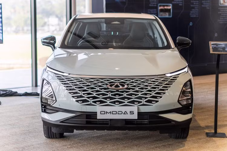 Động cơ này đi với hộp số tự động biến thiên vô cấp CVT. Thứ hai là động cơ xăng 4 xi-lanh, tăng áp, dung tích 1.6L, tạo ra công suất tối đa 197 mã lực và mô-men xoắn cực đại 290 Nm. Động cơ này đồng hành cùng hộp số tự động ly hợp kép 7 cấp.