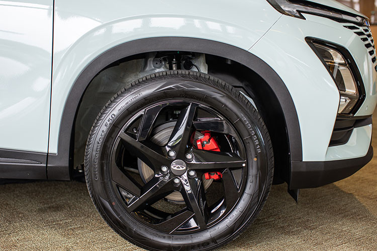 Cho tới thời điểm hiện tại, Chery Việt Nam chưa lên tiếng xác nhận thông tin xe sẽ nhập khẩu từ thị trường nào, chỉ khẳng định Omoda 5 sẽ bắt đầu lắp ráp trong nước từ năm 2024. Theo một số nguồn tin, Chery Omoda 5 tại Việt Nam sẽ bán ra với 3 phiên bản, giá bán dao động từ 700 – 800 triệu đồng.