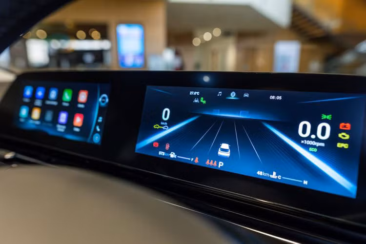 Bên cạnh sự tiện nghi và hiện đại, Omoda 5 còn có những trang bị an toàn như: hệ thống an toàn chủ động ADAS bao gồm hệ thống kiểm soát hành trình thích ứng, hỗ trợ lái xe khi tắc đường, camera 360 độ, hệ thống phát hiện, cảnh báo điểm mù, cảnh báo phương tiện cắt ngang khi lùi, hỗ trợ chuyển làn đường, cảnh báo chệch làn đường, ngăn chệch làn đường và giữ làn đường khẩn cấp...