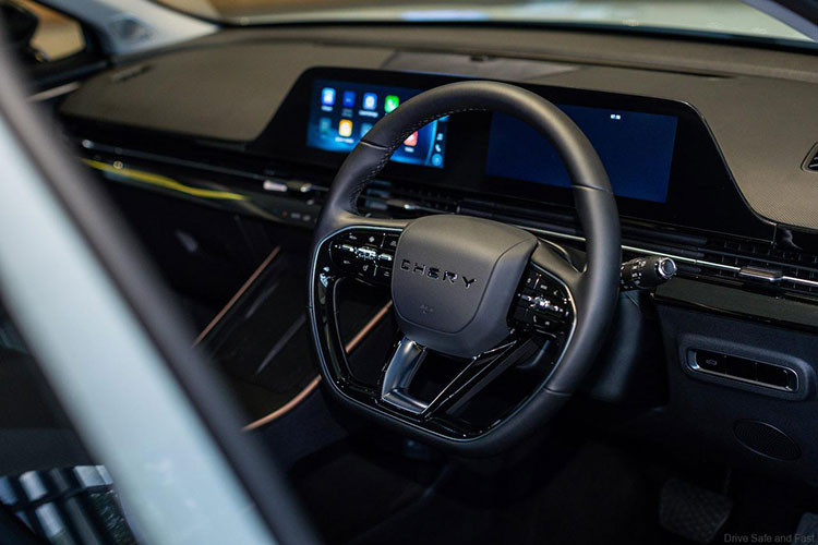 Về nội thất, bên trong khoang cabin của Chery Omoda 5 là không gian hiện đại với điểm nhấn là 2 màn hình 10,25 inch đặt nổi trên mặt táp lô. Không những thế, chiếc SUV này còn được trang bị vô lăng vát đáy khỏe khoắn và ghế thể thao ôm lấy thân người ngồi. Ghế có thể kết hợp nhiều màu sắc với nhau theo đúng tinh thần trẻ trung được áp dụng cho xe.