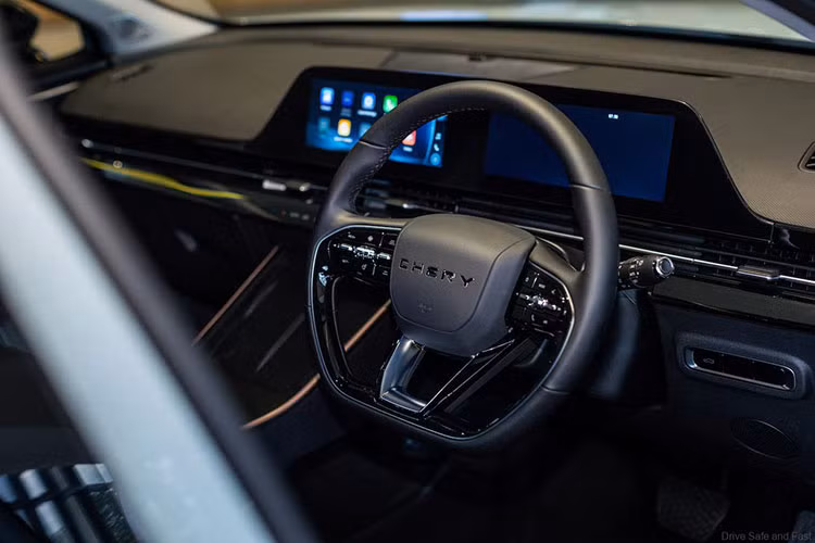 Về nội thất, bên trong khoang cabin của Chery Omoda 5 là không gian hiện đại với điểm nhấn là 2 màn hình 10,25 inch đặt nổi trên mặt táp lô. Không những thế, chiếc SUV này còn được trang bị vô lăng vát đáy khỏe khoắn và ghế thể thao ôm lấy thân người ngồi. Ghế có thể kết hợp nhiều màu sắc với nhau theo đúng tinh thần trẻ trung được áp dụng cho xe.