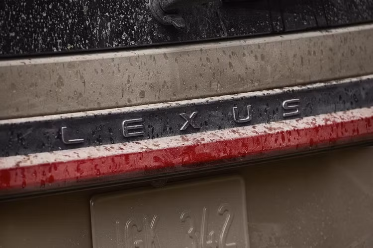 Hình ảnh cho thấy, Lexus GX 2024 sẽ có hệ thống đèn chiếu sáng mới với đèn pha góc cạnh, sắc sảo hơn. Cụm đèn pha này có vẻ sẽ nối liền với khe gió nằm dọc ở hai góc cản trước.