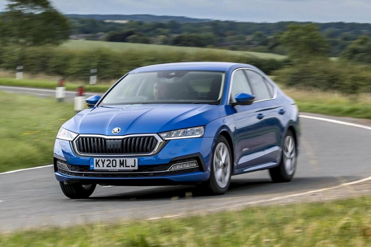 Động cơ Superb bao gồm máy xăng 1.5L có công suất 147 mã lực và 2.0L có công suất 187 mã lực. Hộp số tự động 7 cấp. Mẫu xe nhỏ nhất được Skoda đưa về Việt nam đợt này là chiếc sedan Octavia là mẫu sedan cỡ C nhằm cạnh tranh với với Mazda3, Kia K3 hay Honda Civic, trông khá giống một chiếc Superb thu nhỏ.