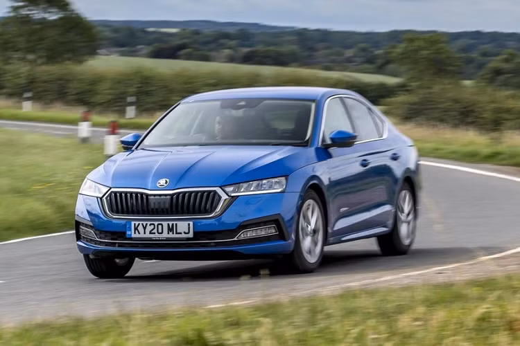 Động cơ Superb bao gồm máy xăng 1.5L có công suất 147 mã lực và 2.0L có công suất 187 mã lực. Hộp số tự động 7 cấp. Mẫu xe nhỏ nhất được Skoda đưa về Việt nam đợt này là chiếc sedan Octavia là mẫu sedan cỡ C nhằm cạnh tranh với với Mazda3, Kia K3 hay Honda Civic, trông khá giống một chiếc Superb thu nhỏ.