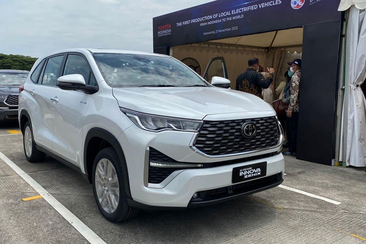 Ngoài ra, Chiếc MPV mới còn được trang bị gói công nghệ Toyota Safety Sense (TSS) 3.0 gồm có những tính năng: hệ thống cảnh báo tiền va chạm, kiểm soát hành trình thích ứng, cảnh báo lệch làn đường, hỗ trợ bám làn đường và đèn pha tự động.