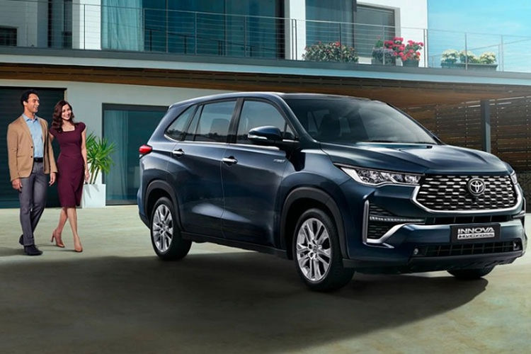 Bản cao cấp còn có camera 360 độ, hệ thống T-Intouch cung cấp tính năng tìm vị trí xe và cài đặt nhắc nhở về thời điểm bảo dưỡng… Ra mắt tại Việt Nam, Innova 2023 dự đoán sẽ khuấy động thị trường MPV 7 chỗ, bởi hiện tại phân khúc này vẫn đang chịu “sự thống trị” của những mẫu xe mới đến từ thương hiệu Mitsubishi hay Hyundai.