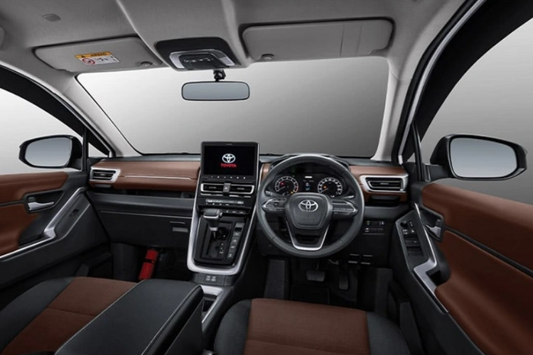 Tới thời điểm hiện tại, Toyota Innova thế hệ thứ 2 vẫn đang được bán với 4 phiên bản lắp ráp trong nước là E, G, Venturer và V, giá lần lượt là 755, 870, 885 và 995 triệu đồng. Trong đó, chỉ có phiên bản E sở hữu hộp số sàn.