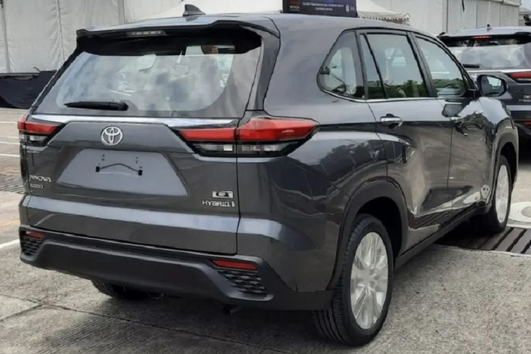 Thậm chí, một số đại lý ở Indonesia phải hứa hẹn giao xe cho khách vào giữa năm 2023 do nhu cầu quá lớn khiến nhà máy chưa thể đáp ứng kịp. Ở thế hệ mới này, Toyota Innova 2023 được bổ sung nhiều trang bị cao cấp như bảng đồng hồ với màn hình đa thông tin 7 inch, màn hình cảm ứng trung tâm 10 inch, cửa sổ trời toàn cảnh Panorama