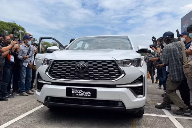 Tuy nhiên, phiên bản số tự động sẽ được phân phối dưới dạng nhập khẩu nguyên chiếc từ Indonesia, còn bản số sàn sẽ tiếp tục được lắp ráp trong nước. Ngoài ra, nhiều khả năng phiên bản Toyota Innova 2023 hybrid mới cũng được nhập khẩu chính hãng về Việt Nam.