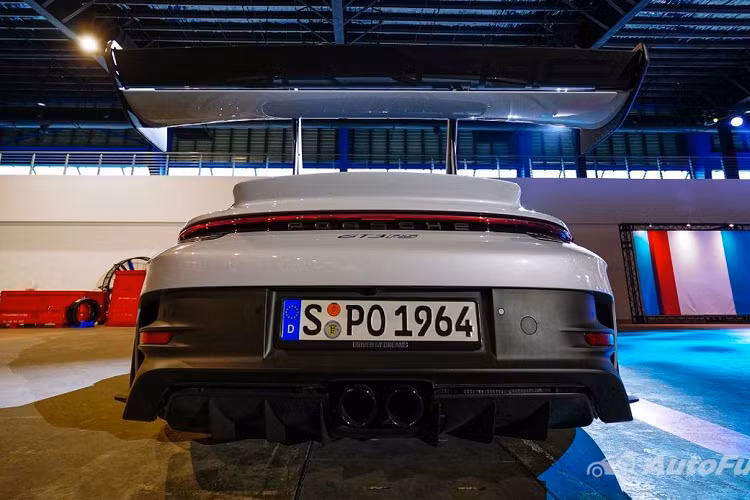 Khi được trang bị gói nâng cấp Weissach Package, Porsche 911 GT3 RS được bổ sung khung chống lật bằng sợi carbon, mâm đúc bằng hợp kim magnesium. Cùng với đó, các bộ phận như nắp ca-pô, nóc xe, cánh gió sau và ốp gương cũng được làm bằng sợi cacbon.