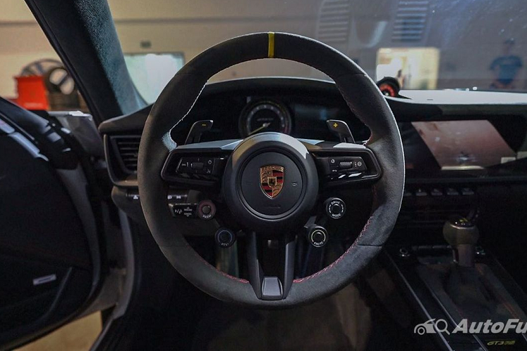 Ngay cả hệ thống treo của xe cũng được chú ý về mặt khí động học. Các thành phần của trục trước xương đòn kép được thiết kế với cấu hình hình giọt nước, một cách tiếp cận thường dành cho các ứng dụng đua xe thể thao cao cấp. Điều này giúp tăng lực xuống phía trước khoảng 40 kg ở tốc độ tối đa.