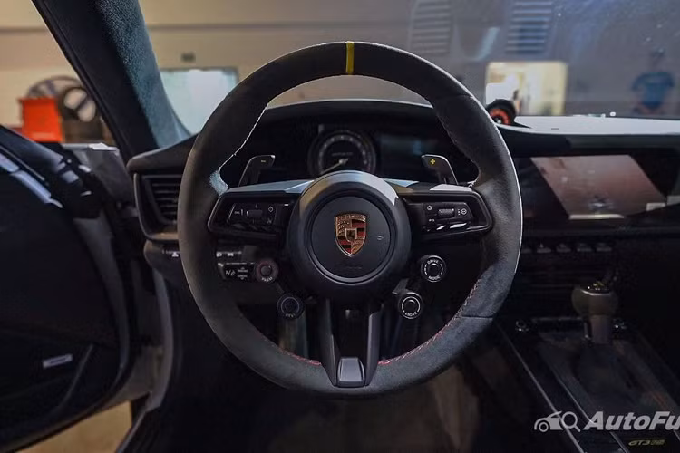 Ngay cả hệ thống treo của xe cũng được chú ý về mặt khí động học. Các thành phần của trục trước xương đòn kép được thiết kế với cấu hình hình giọt nước, một cách tiếp cận thường dành cho các ứng dụng đua xe thể thao cao cấp. Điều này giúp tăng lực xuống phía trước khoảng 40 kg ở tốc độ tối đa.