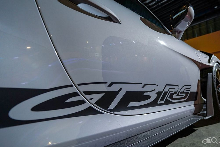 Tiếp đến là cánh gió phía đuôi xe được trang bị hệ thống giảm lực cản (DRS - Drag Reduction System), đây là trang bị đầu tiên xuất hiện trên một chiếc Porsche. Với DRS, người lái có thể thay đổi góc nghiêng của cánh gió để phục vụ mục đích tăng tốc trên đường thẳng, hoặc có vai trò như một phanh gió bổ trợ.