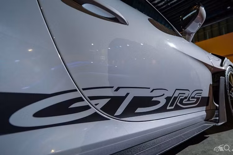 Tiếp đến là cánh gió phía đuôi xe được trang bị hệ thống giảm lực cản (DRS - Drag Reduction System), đây là trang bị đầu tiên xuất hiện trên một chiếc Porsche. Với DRS, người lái có thể thay đổi góc nghiêng của cánh gió để phục vụ mục đích tăng tốc trên đường thẳng, hoặc có vai trò như một phanh gió bổ trợ.