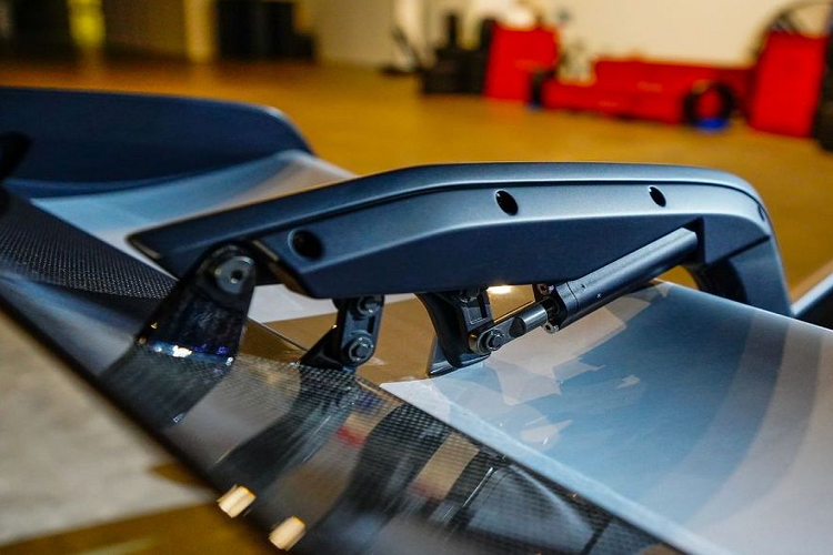 Những thay đổi lớn về mặt thiết kế mang đến hiệu quả rõ rệt. Cụ thể, ở tốc độ 200km/h, 911 GT3 RS tạo ra lực ép 409 kg xuống mặt đường. Con số này gấp đôi so với chiếc 911 đời 992 và gấp ba lần so với 911 GT3 hiện tại. Trong khi đó ở tốc độ 285 km/h, lực ép là 860 kg, nhiều hơn 60 kg so với McLaren Senna ở tốc độ 225 km/h.