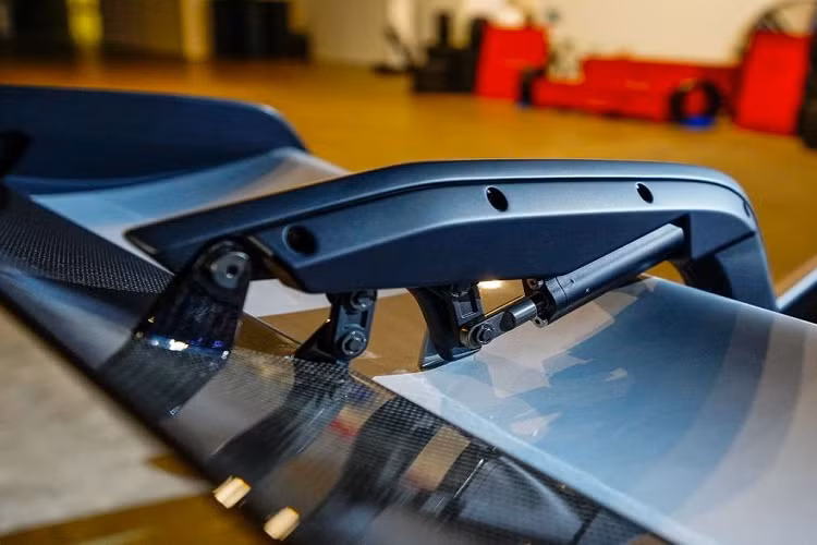 Những thay đổi lớn về mặt thiết kế mang đến hiệu quả rõ rệt. Cụ thể, ở tốc độ 200km/h, 911 GT3 RS tạo ra lực ép 409 kg xuống mặt đường. Con số này gấp đôi so với chiếc 911 đời 992 và gấp ba lần so với 911 GT3 hiện tại. Trong khi đó ở tốc độ 285 km/h, lực ép là 860 kg, nhiều hơn 60 kg so với McLaren Senna ở tốc độ 225 km/h.