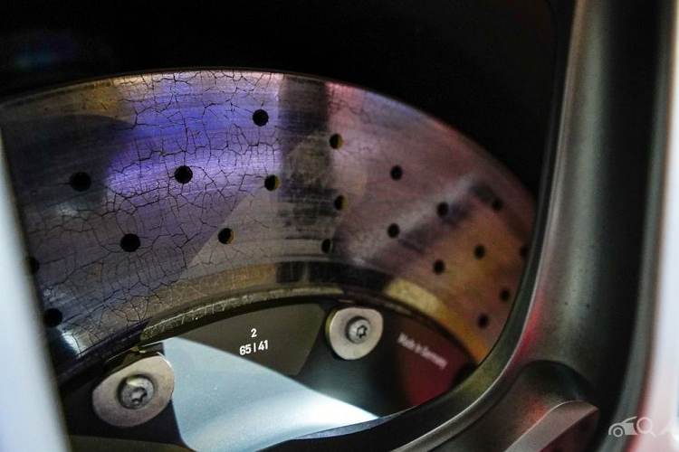 Porsche 911 GT3 RS được trang bị bộ mâm đa chấu siêu nhẹ kích thước 20 inch ở cầu trước và 21 inch ở cầu sau. Đi kèm lốp thể thao của Michelin có kích thước 275/35 ở phía trước và 335/30 ở phía sau. Hệ thống phanh tiêu chuẩn bao gồm cụm phanh đĩa 6 piston và đĩa phanh có đường kính 408 mm ở phía trước và 4 piston đường kính 390 mm ở phía sau. Phanh gốm Composite (PCCB) là trang bị tùy chọn.