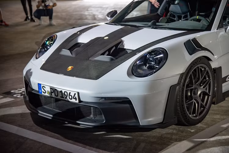 Siêu xe Porsche 911 GT3 RS được hãng xe Đức phát triển dựa trên nền tảng của 911 GT3 thế hệ 992. Ở thế hệ này, dòng 911 huyền thoại được bổ sung thêm 2 phiên bản mới là Sport Classic và Dakar. So với chiếc 911 GT3 ra mắt vào đầu năm 2021, Porsche đã thực hiện khá nhiều nâng cấp về thiết kế, nhằm tăng tính khí động học trên biến thể RS.