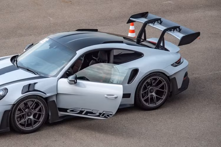 Đầu tiên là nắp capo của Porsche 911 GT3 RS 2023 được trang bị bộ chia gió phía trước giúp phân chia luồng gió đi qua và bên dưới. Điều này giúp hướng không khí ra bên ngoài một cách chính xác. Hệ thống thông gió ở vòm bánh trước được cung cấp thông qua các lỗ thông hơi trên chắn bùn, giúp giảm lực cản của không khí tại khu vực bánh xe.