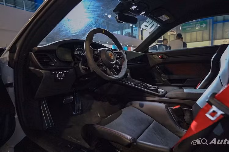 Bên trong cabin, 911 GT3 RS 2023 được hoàn thiện theo phong cách RS truyền thống, nội thất bọc da màu đen và da lộn sợi nhỏ Race-Tex. Xe được trang bị tiêu chuẩn gói Club Sport, bao gồm khung chống lật, ghế đua Full Bucket Seat bằng sợi carbon. Trọng tâm của khoang lái là vô lăng mới với các nút xoay, cho phép người lái điều chỉnh các cài đặt hệ thống treo.