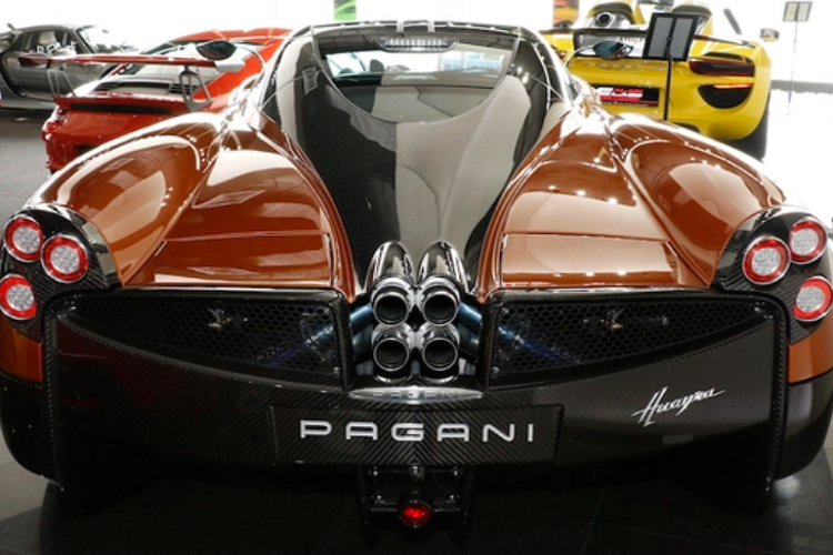 Không ít người còn cho rằng, đây rất có thể là màn làm nóng cho siêu phẩm 3 không McLaren Elva chuẩn bị xuất hiện, lý do là ai cũng biết tay chơi xe Minh Nhựa đã đặt mua siêu xe McLaren Elva và còn sang tận nhà máy, để diện kiến siêu phẩm này của mình vào cuối năm ngoái, nhưng đến nay, bóng dáng McLaren Elva vẫn chưa xuất hiện khiến cư dân mạng mãi ngóng chờ.