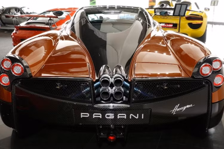 Không ít người còn cho rằng, đây rất có thể là màn làm nóng cho siêu phẩm 3 không McLaren Elva chuẩn bị xuất hiện, lý do là ai cũng biết tay chơi xe Minh Nhựa đã đặt mua siêu xe McLaren Elva và còn sang tận nhà máy, để diện kiến siêu phẩm này của mình vào cuối năm ngoái, nhưng đến nay, bóng dáng McLaren Elva vẫn chưa xuất hiện khiến cư dân mạng mãi ngóng chờ.