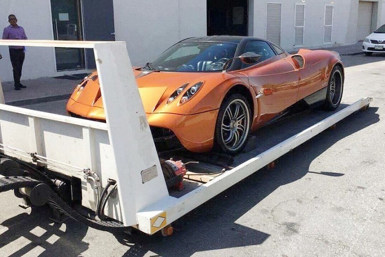 Giá xe Pagani Huayra tại Việt Nam được nhiều người tiết lộ rằng trên 80 tỷ đồng nhưng cũng có nguồn tin, cho rằng xe có giá chỉ hơn 50 tỷ đồng.