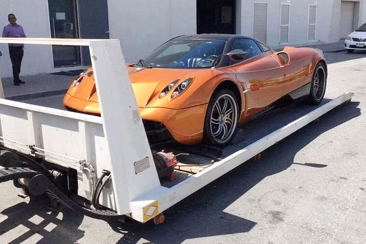 Giá xe Pagani Huayra tại Việt Nam được nhiều người tiết lộ rằng trên 80 tỷ đồng nhưng cũng có nguồn tin, cho rằng xe có giá chỉ hơn 50 tỷ đồng.