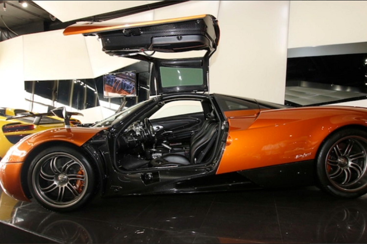 Câu chuyện Minh Nhựa mua siêu xe triệu đô Pagani Huayra vào năm 2015, nhưng đến năm 2016 xe mới về đến Việt Nam. Cụ thể là vào ngày 14/9/2016, Minh "Nhựa" đã bất ngờ chia sẻ đoạn video khui công chiếc siêu xe cực hiếm và cực đắt đỏ Pagani Huayra tại kho cảng VICT, quận 7, Tp.HCM.