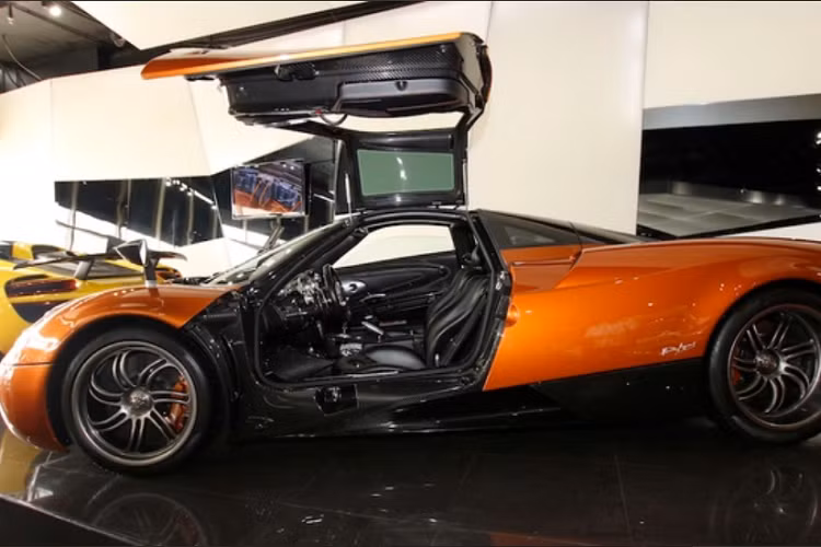 Câu chuyện Minh Nhựa mua siêu xe triệu đô Pagani Huayra vào năm 2015, nhưng đến năm 2016 xe mới về đến Việt Nam. Cụ thể là vào ngày 14/9/2016, Minh "Nhựa" đã bất ngờ chia sẻ đoạn video khui công chiếc siêu xe cực hiếm và cực đắt đỏ Pagani Huayra tại kho cảng VICT, quận 7, Tp.HCM.