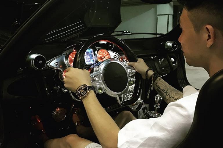 Pagani Huayra của Minh Nhựa được trang bị khối động cơ V12, tăng áp kép, dung tích 6.0 lít do Mercedes-AMG sản xuất. "Trái tim" trên sản sinh công suất tối đa 720 mã lực và mô-men xoắn cực đại 1.000 Nm. "Thần gió" Pagani Huayra chỉ mất khoảng 2,8 giây để có thể tăng tốc từ vị trí đứng yên lên 100 km/h trước khi đạt vận tốc tối đa 370 km/h.