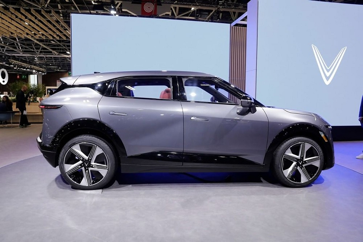 Cũng như VF6, VinFast VF7 là sản phẩm thiết kế của công ty Torino Design. Tuy nhiên, so với VinFast VF6, mẫu SUV điện này có ngoại hình ấn tượng và thể thao hơn.