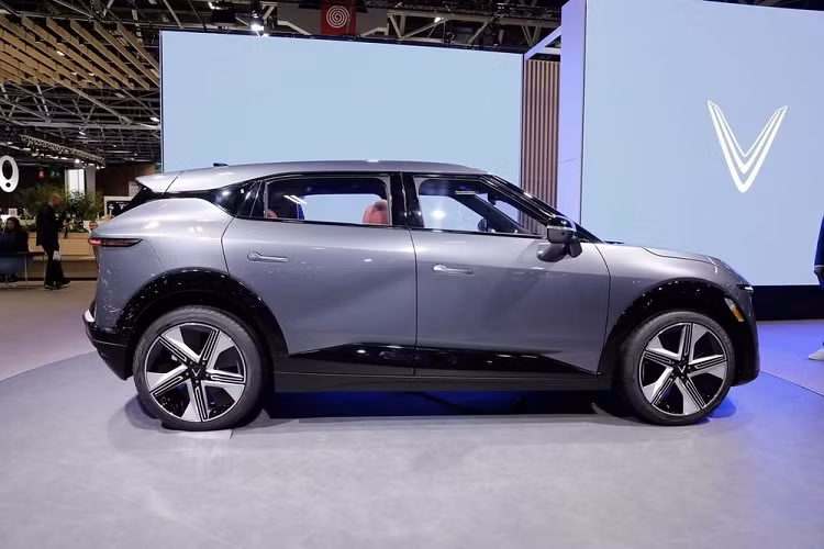 Cũng như VF6, VinFast VF7 là sản phẩm thiết kế của công ty Torino Design. Tuy nhiên, so với VinFast VF6, mẫu SUV điện này có ngoại hình ấn tượng và thể thao hơn.