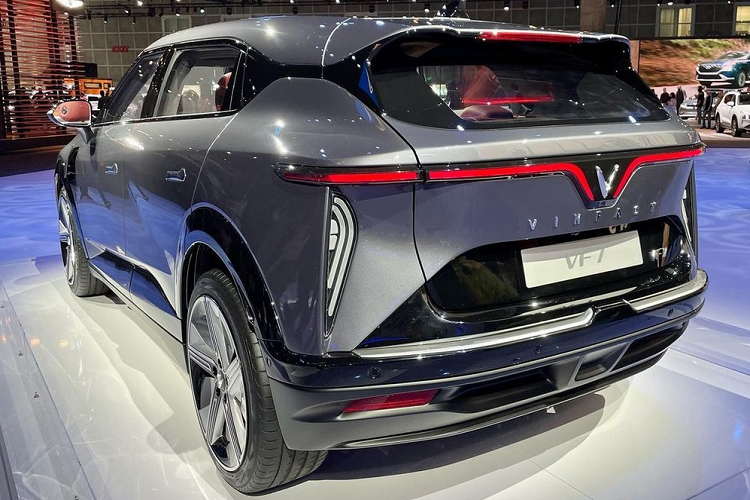 Sự khác biệt giữa 2 bản Eco và Plus của VinFast VF7 được thể hiện rõ ở khu vực bên sườn. Tại đây, xe được trang bị vành hợp kim 19 inch ở bản Eco và 20 inch tiêu chuẩn hoặc 21 inch tùy chọn ở bản Plus. Thêm vào đó là phần nóc dốc về phía sau mượt mà và tay nắm cửa nằm chìm vào thân xe.