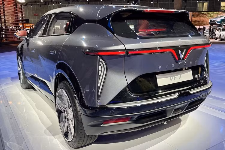 Sự khác biệt giữa 2 bản Eco và Plus của VinFast VF7 được thể hiện rõ ở khu vực bên sườn. Tại đây, xe được trang bị vành hợp kim 19 inch ở bản Eco và 20 inch tiêu chuẩn hoặc 21 inch tùy chọn ở bản Plus. Thêm vào đó là phần nóc dốc về phía sau mượt mà và tay nắm cửa nằm chìm vào thân xe.