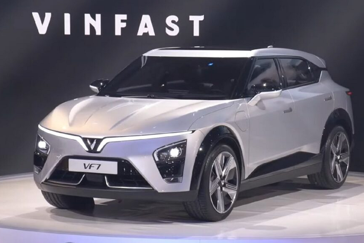 Trong khi đó, những công nghệ nổi bật của xe gồm có tính năng điều khiển bằng giọng nói dạng trợ lý ảo, ứng dụng di động, cập nhật phần mềm từ xa, hệ thống hỗ trợ lái trên cao tốc cấp độ 2, hỗ trợ giữ xe ở giữa làn đường, hệ thống kiểm soát hành trình thích ứng và hỗ trợ giữ làn khẩn cấp.