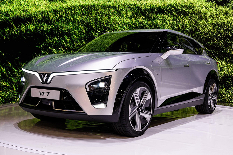 Như vậy, mẫu ô tô điện này có chiều dài cơ sở nhỉnh hơn SUV cỡ C điển hình như Honda CR-V (2.700 mm), Mazda CX-5 (2.700 mm) hay Hyundai Tucson (2.755 mm). Nhờ chiều dài cơ sở lớn nên VinFast VF7 được trang bị không gian nội thất 5 chỗ ngồi rộng rãi.
