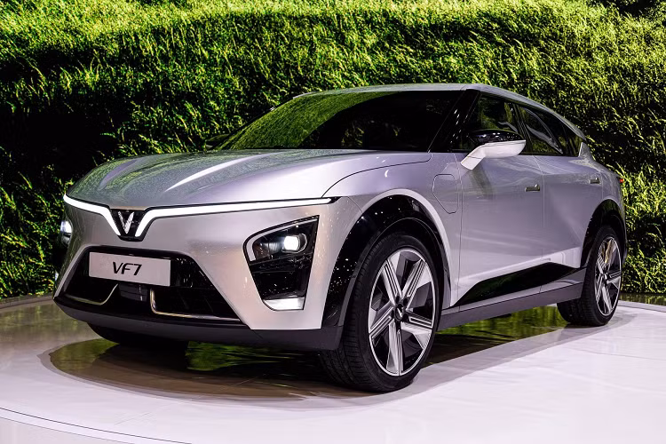 Như vậy, mẫu ô tô điện này có chiều dài cơ sở nhỉnh hơn SUV cỡ C điển hình như Honda CR-V (2.700 mm), Mazda CX-5 (2.700 mm) hay Hyundai Tucson (2.755 mm). Nhờ chiều dài cơ sở lớn nên VinFast VF7 được trang bị không gian nội thất 5 chỗ ngồi rộng rãi.