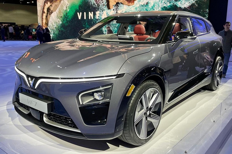 Tuy nhiên, phải tới triển lãm CES 2023 hiện đang diễn ra tại Mỹ, quãng đường di chuyển sau một lần sạc của VinFast VF7 2023 mới được hé lộ. Như thông tin đã đưa, VinFast VF7 sẽ có 2 phiên bản là Eco và Plus, tương tự những mẫu xe điện cùng thương hiệu như VF6, VF8 hay VF9.