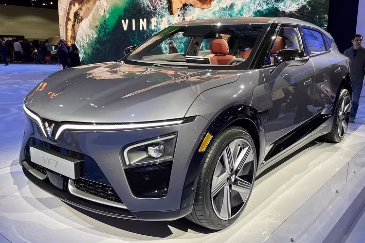 Tuy nhiên, phải tới triển lãm CES 2023 hiện đang diễn ra tại Mỹ, quãng đường di chuyển sau một lần sạc của VinFast VF7 2023 mới được hé lộ. Như thông tin đã đưa, VinFast VF7 sẽ có 2 phiên bản là Eco và Plus, tương tự những mẫu xe điện cùng thương hiệu như VF6, VF8 hay VF9.