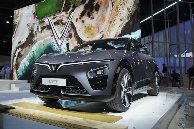 Nhờ cách bố trí này mà bản Plus có hệ dẫn động 4 bánh toàn thời gian AWD. Ở cả hai phiên bản, VinFast VF7 đều dùng cụm pin có dung lượng khả dụng là 75,3 kWh. Tuy nhiên, quãng đường di chuyển sau 1 lần sạc của bản Eco là 450 km trong khi con số tương ứng của bản Plus là 431 km, theo chu trình thử nghiệm WLTP tại châu Âu.